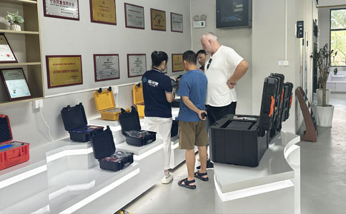 客户经理在为客户介绍展示厅的各种设备